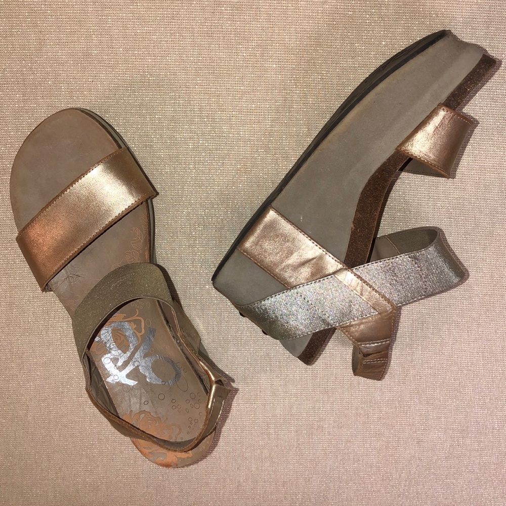 Metallic gold OTBT wedges